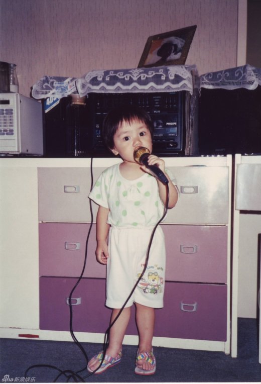 《我是歌手2》邓紫棋童年照曝光 幼时已会多种