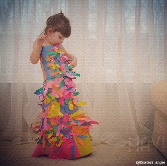 美<em>4岁女童</em>与母亲合作设计纸裙 网上受追捧_博