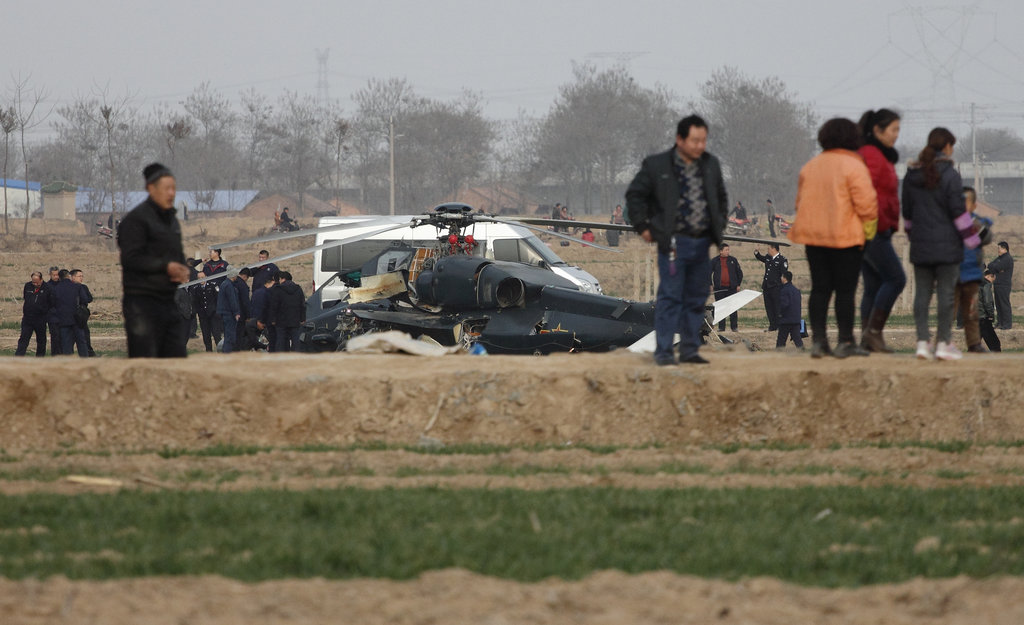 陕西渭南:武装直升机坠落农田 2名飞行员被救