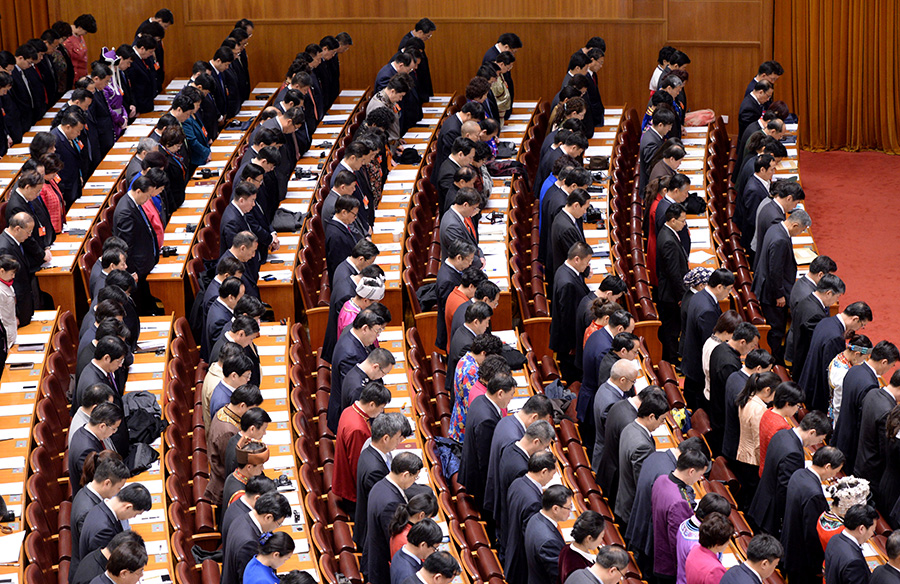 2014年3月5日上午9時，第十二屆全國人民代表大會第二次會議在北京人民大會堂開幕。全體與會人員為在3月1日晚雲南昆明火車站發生的嚴重暴力恐怖事件中的遇難群眾默哀。