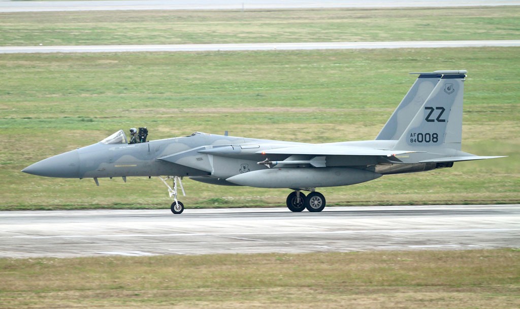 美军一架F-15战机因驾舱盖掉落紧急迫降冲绳