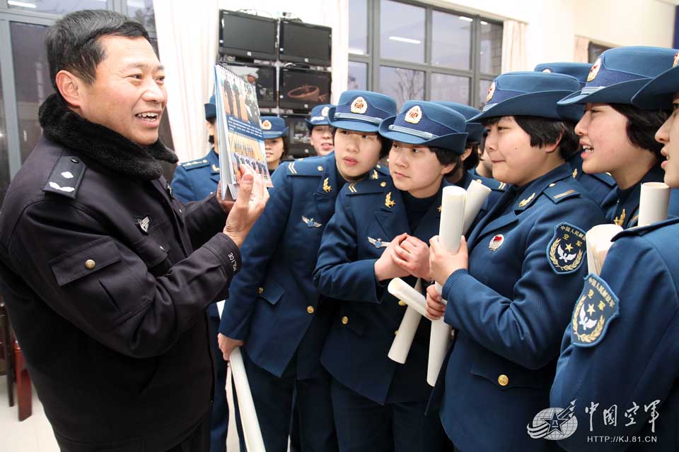 解放军空军女兵到特警队学打枪_军事_环球网