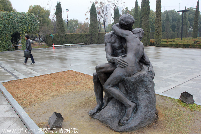 武汉江滩现男女拥抱激吻雕塑