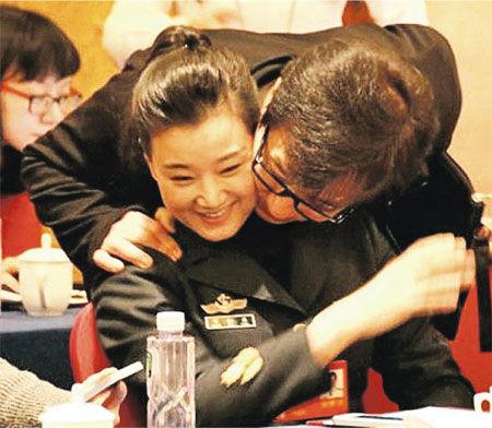 成龙跟宋祖英面贴面、零距离，宋祖英笑容尴尬。