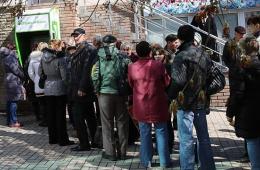克里米亚乌克兰银行柜台停业 民众取款机前排队取款