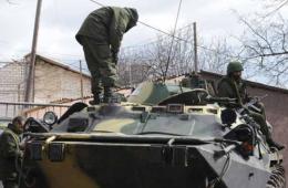 俄军神秘武装现身克里米亚首府所有乌军基地附近