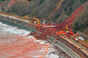英引发滑坡治瘫痪铁路现“红海”