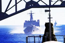 我军坞登舰编队正赶往残骸海域