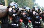 我武警特战带着防毒面具扛圆木