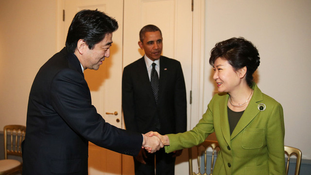 朴槿惠/韩美日三国首脑会谈 朴槿惠首次会晤安倍“友好”握手