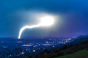 英国遭巨型闪电袭击致变电站起火