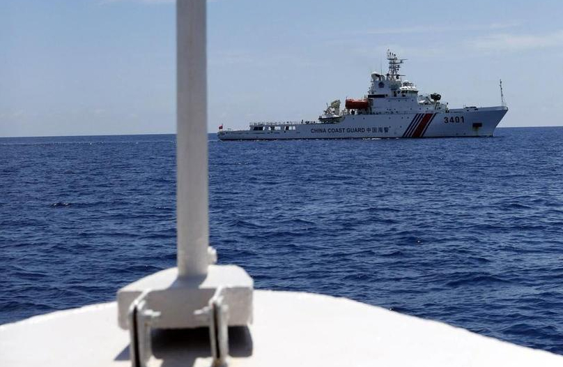 中国海警船与菲律宾军队渔船在仁爱礁激烈对峙