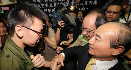 1970经济危机_...威活动抗议金融危机 酿冲突70人伤