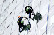 英攀岩者改行为167米高楼擦窗