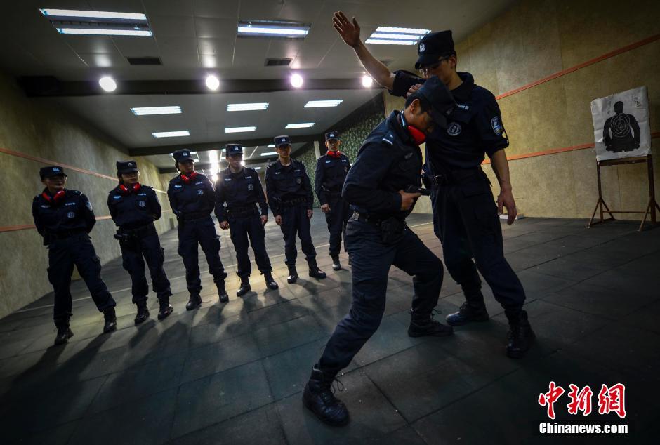 新疆特警装备精良训练有范儿
