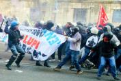 意大利民众抗议失业率高涨 引发警民冲突