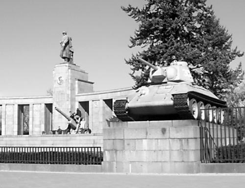 “6·17”大街上，勃兰登堡门就位于其斜对面。纪念碑顶是30米高的苏联战士塑像，主碑两侧各有一门野战大炮和一辆坦克