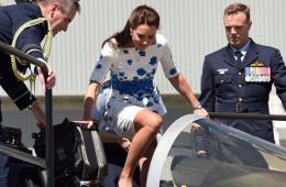 威廉凯特参观澳空军基地 凯特裙装试驾超级大黄蜂