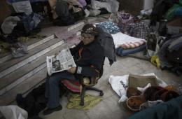 乌克兰十余市政府大楼被占 亲俄民众在里面看报纸