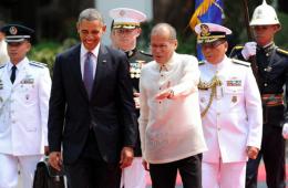 奥巴马抵达菲律宾开始访问 菲送出防务协议大礼