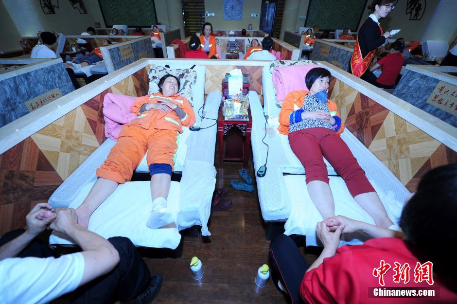 武汉:足疗店为环卫工人免费洗脚