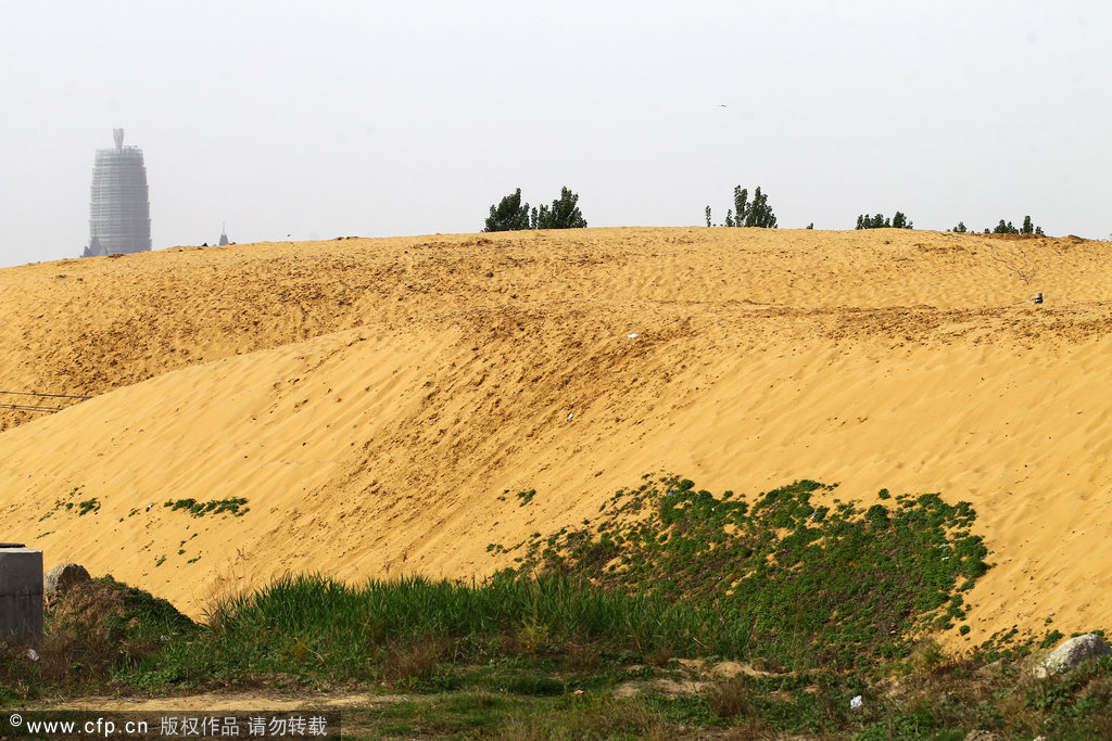 郑州郊外形成沙漠景观 面积如四个蓝球场毗邻