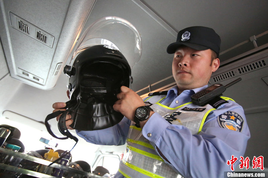 上海警方首建冲锋队配4G头盔