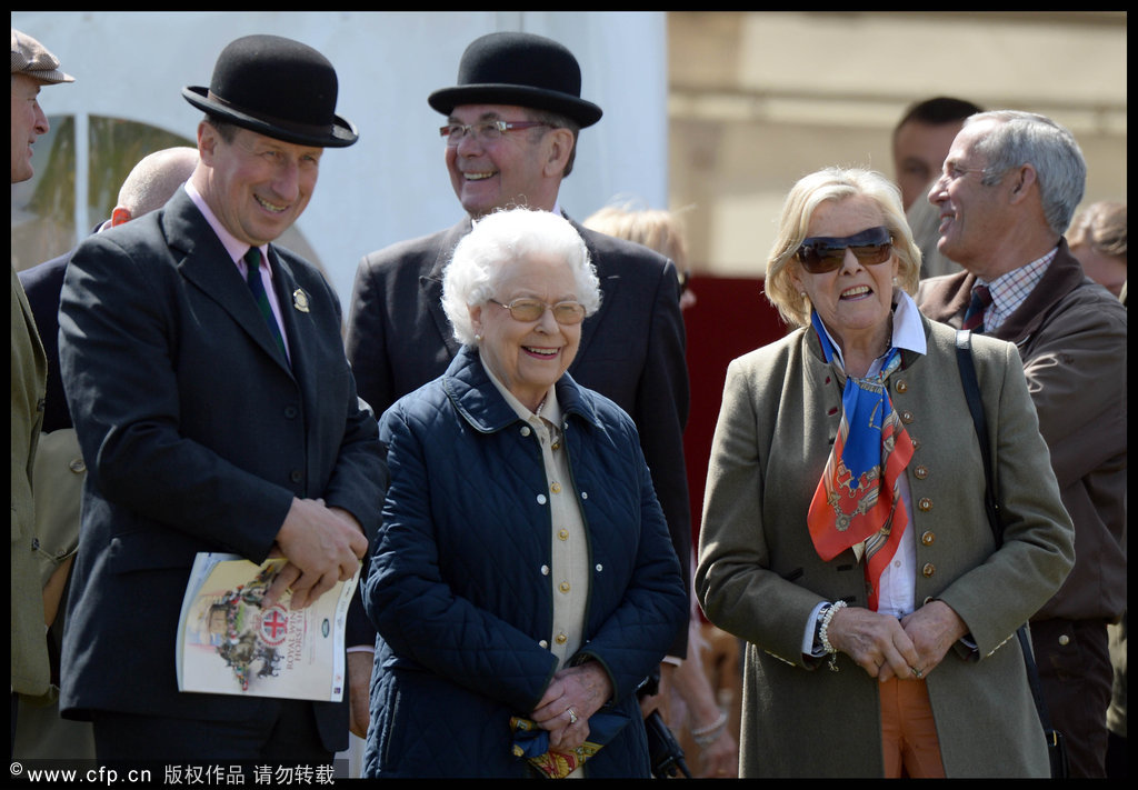 英国伊丽莎白二世女王亮相温莎马展_国际新闻_环球网