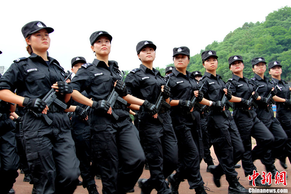 <em>四川女</em>特警防暴演练猛摔<em>男</em>队员_军事_环球网