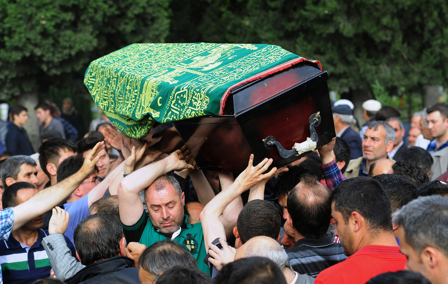 土耳其遇难矿工遗体下葬 现场已挖多个坟墓触目惊心_国际新闻_环球网