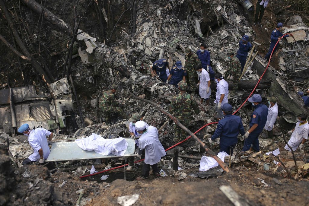 老挝/俄媒称老挝国防部长等5名高官因军机坠毁身亡(3/8)