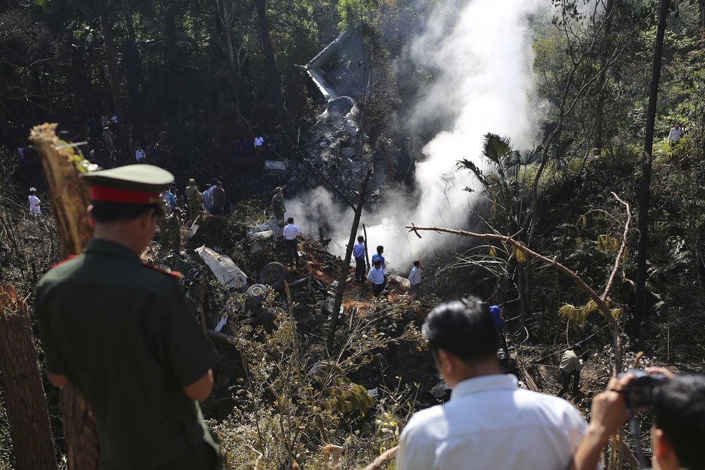 老挝/俄媒称老挝国防部长等5名高官因军机坠毁身亡(5/8)...