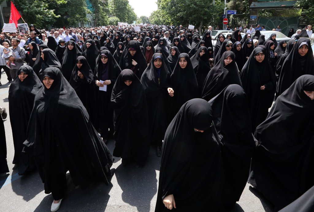 伊朗妇女摘掉面纱晒照片 引国内宗教强硬派抗