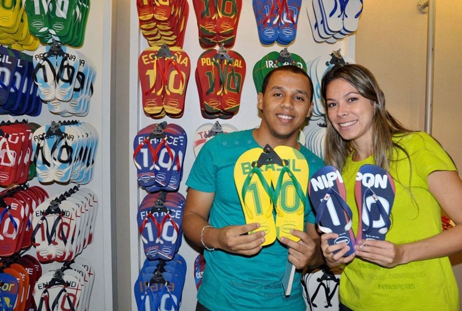 巴西世界杯参赛国版人字拖受球迷追捧