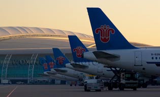 南航空姐被机长潜规则_南航机长收入(3)