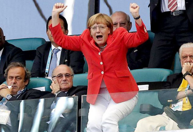德国队世界杯首战告捷 默克尔看比赛照片走红