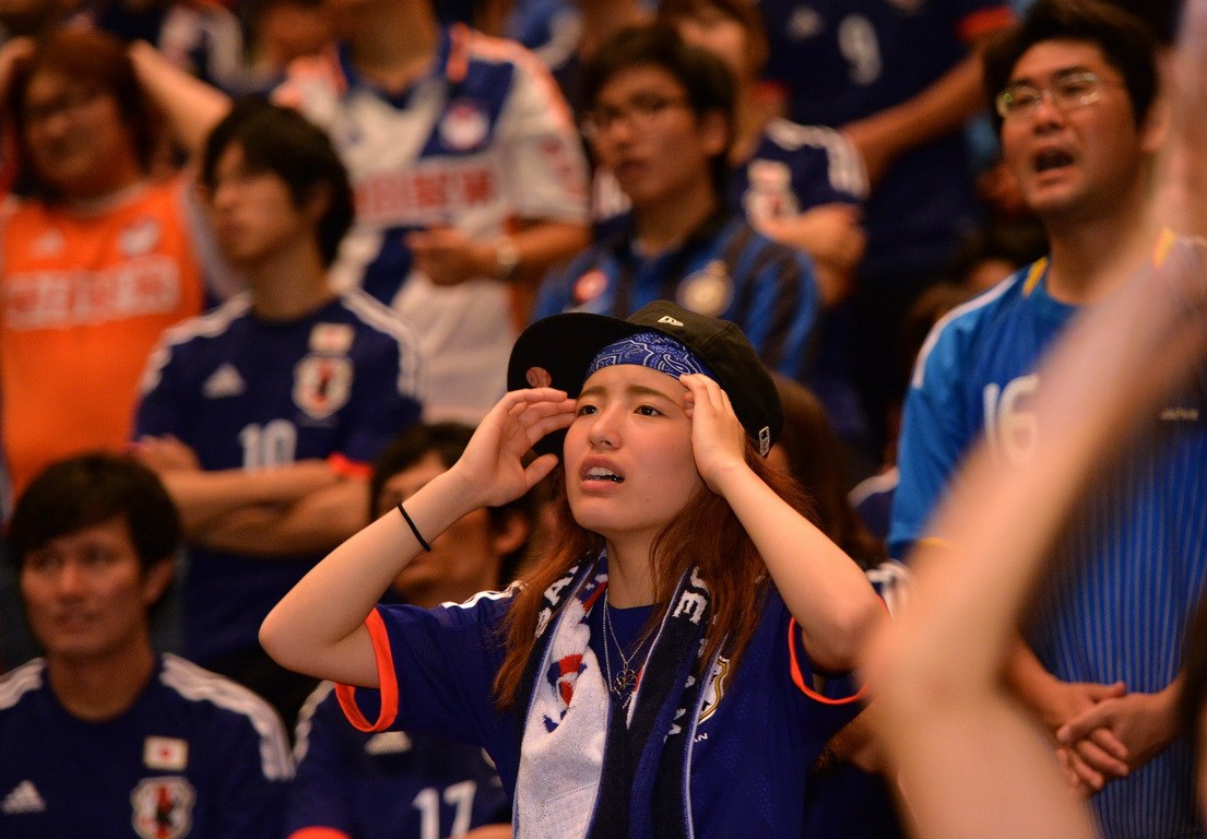 日本队惨败出局 球迷跳河泄愤_国际新闻_环球网