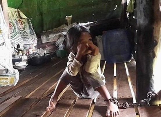 柬埔寨4岁女童被母亲“抵押” 双脚绑有铁链(图)