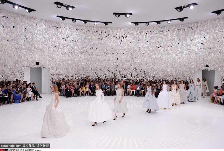 直击巴黎高定时装周:Dior秀场上演冰雪女王
