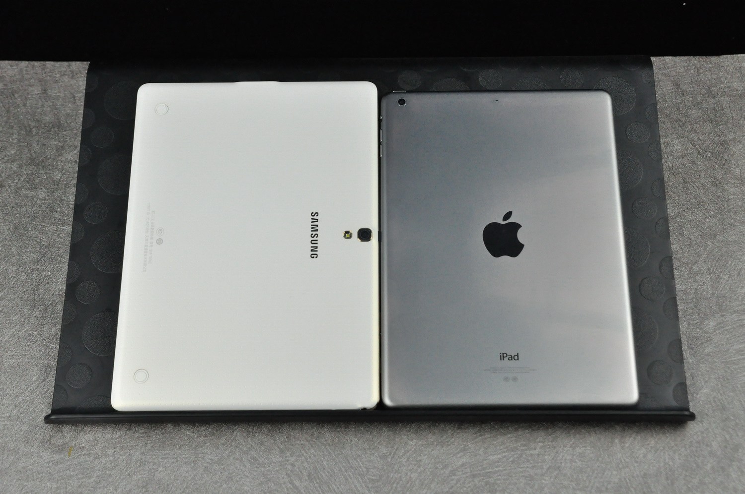 三星GALAXY Tab S 10.5对比iPad Air