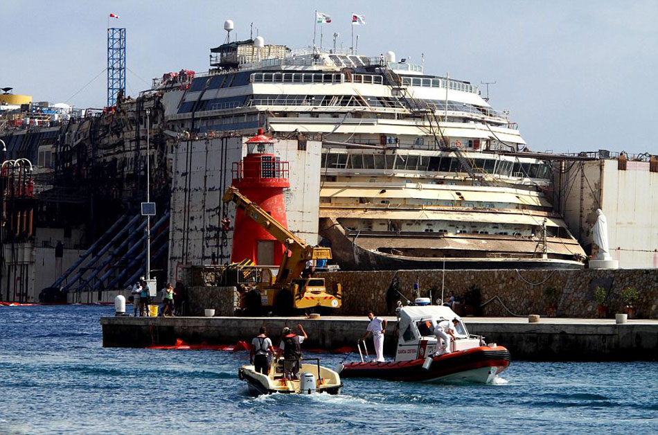 意沉船打捞促进当地经济 民众难舍打捞者