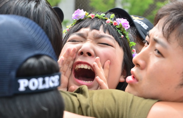 韩女性赤裸上身示威 要求制定世越号特别法