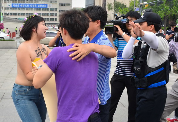 韩女性赤裸上身示威 要求制定世越号特别法