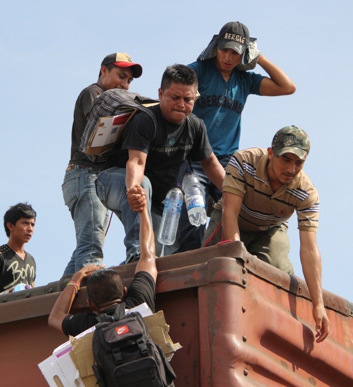 墨西哥移民挤满赴美火车车顶 美将派军人阻止