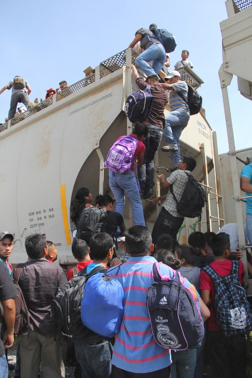 墨西哥移民挤满赴美火车车顶 美将派军人阻止