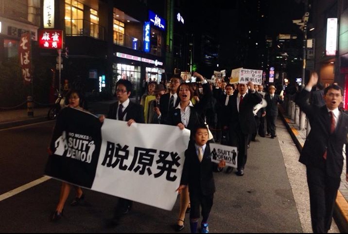 东京上班族着西装游行抗议安倍政府解禁自卫权