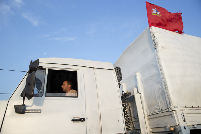俄罗斯280辆卡车向乌克兰运送人道主义救援物资