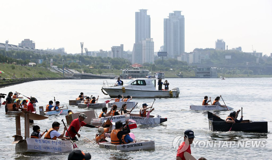 韩国赛船新玩法：划纸船过汉江