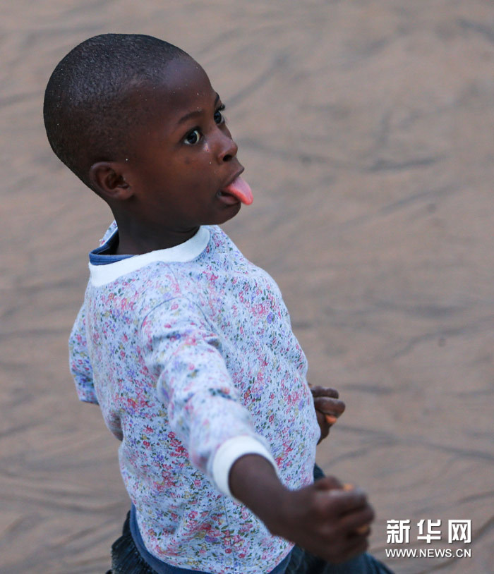 埃博拉疫区的童真面孔