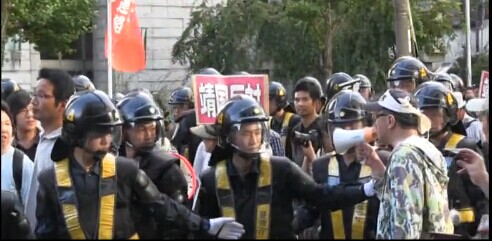 数百日本民众游行反对参拜靖国神社 遭右翼分子滋扰